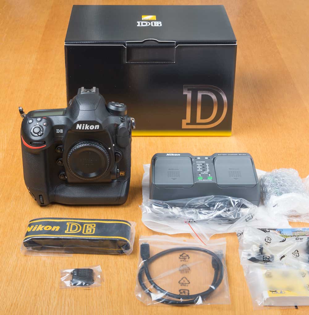 Nikon D6、箱に入っている品一式