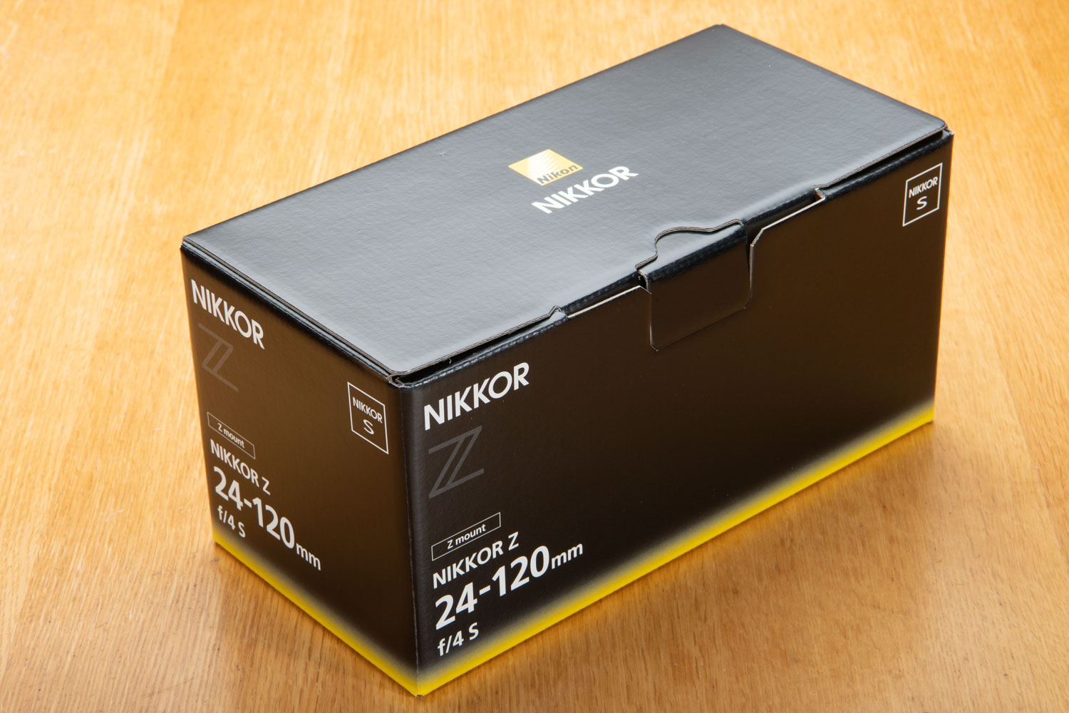NIKKOR Z 24-120mm f/4 S、クールな黒と黄色のボックス
