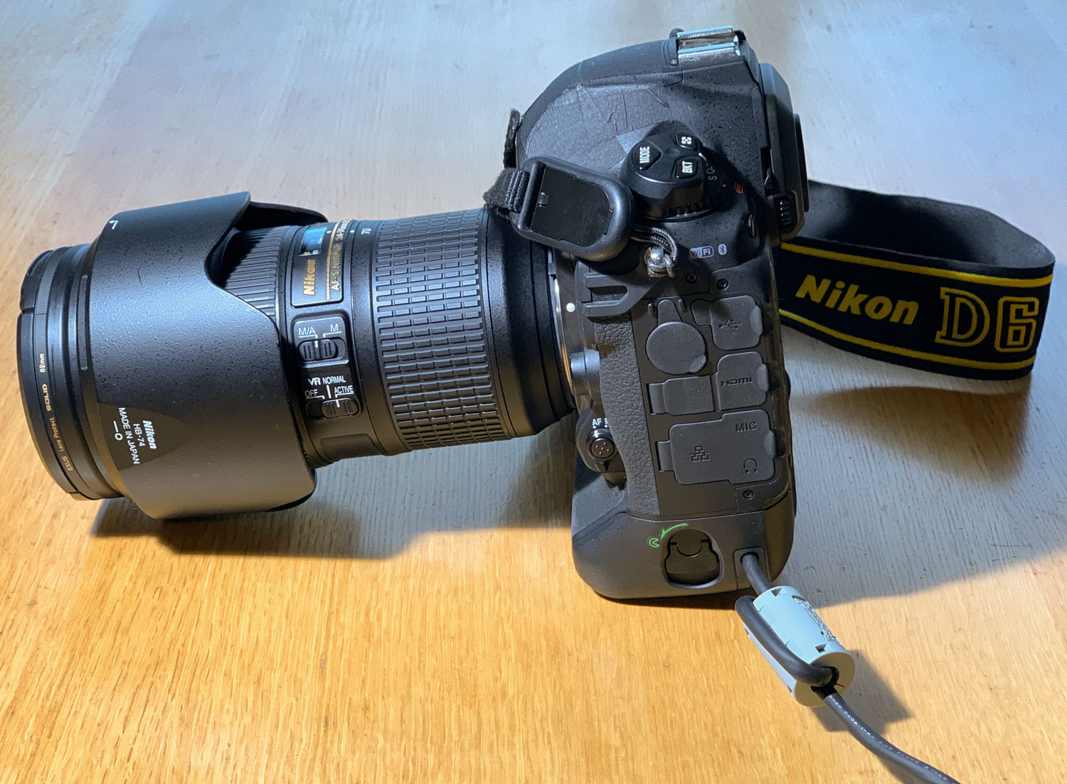 Nikon D6とACアダプターを使用