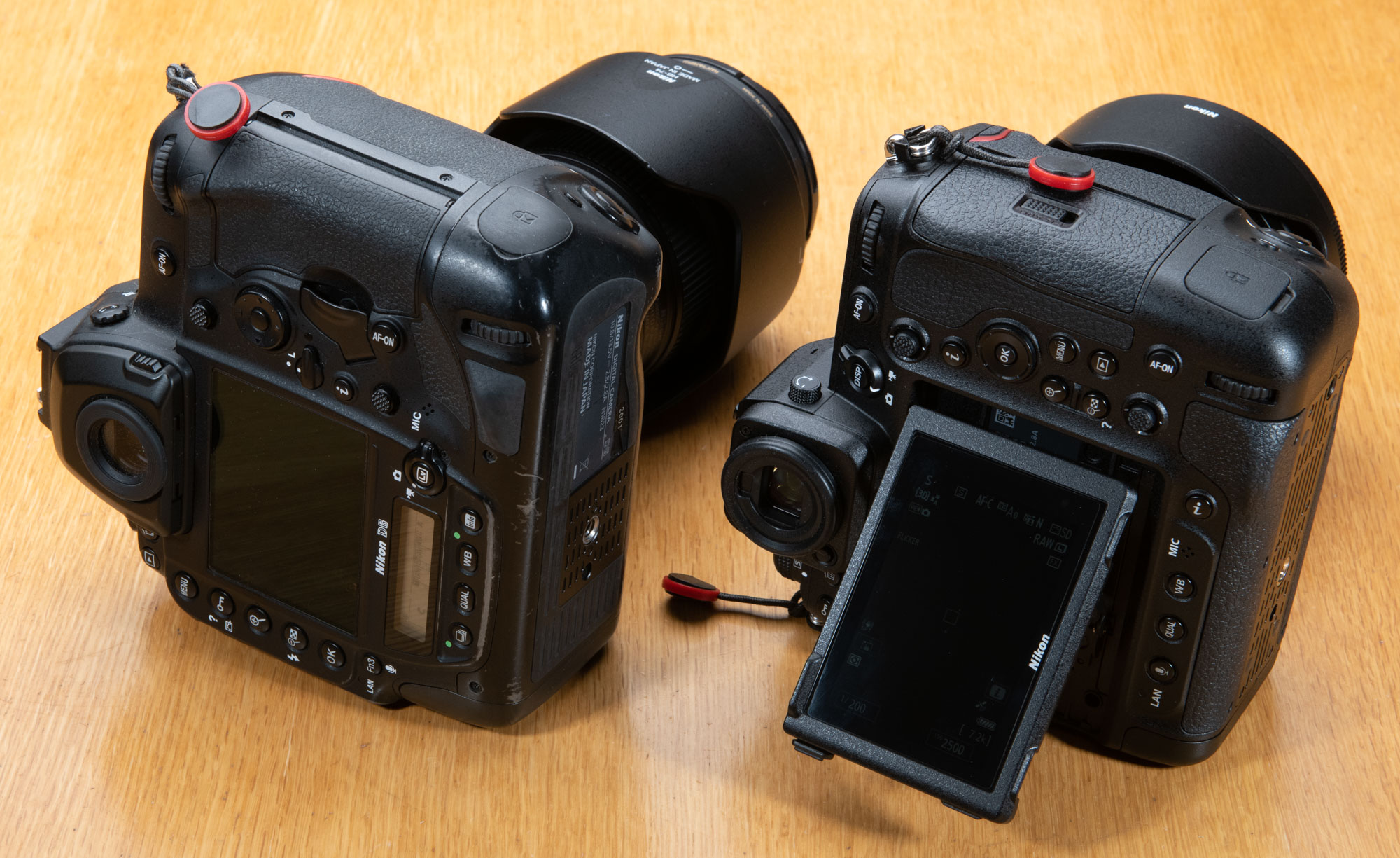 Nikon Z9 vs D6、背面液晶(縦位置チルト)を比較