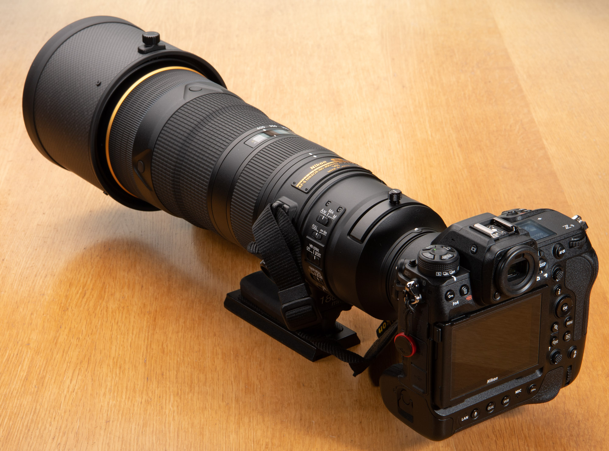 Nikon Z9+AF-S NIKKOR 180-400mm f/4E TC1.4 FL ED VR 背面