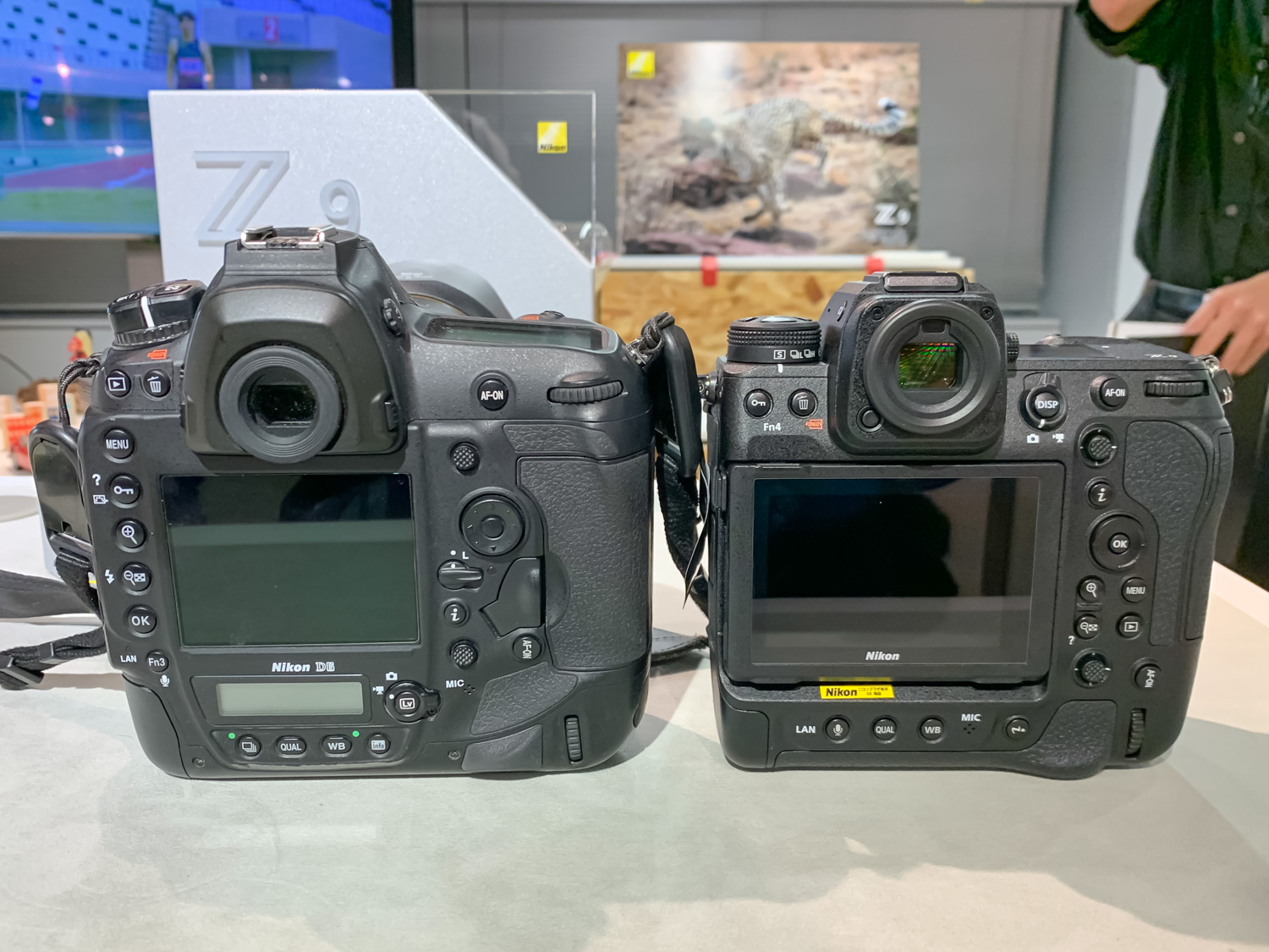 Nikon D6 vs Nikon Z9、背面比較