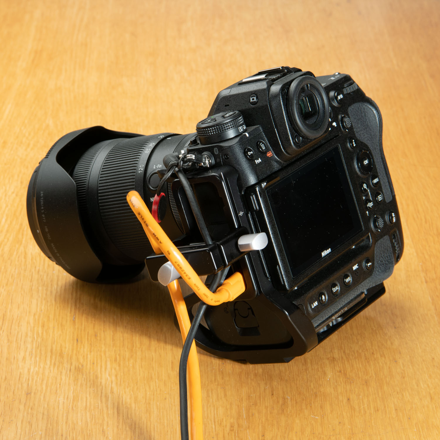 Nikon Z9にRRS CA-1 CABLE ANCHOR（ケーブルアンカー）を装着、背面から