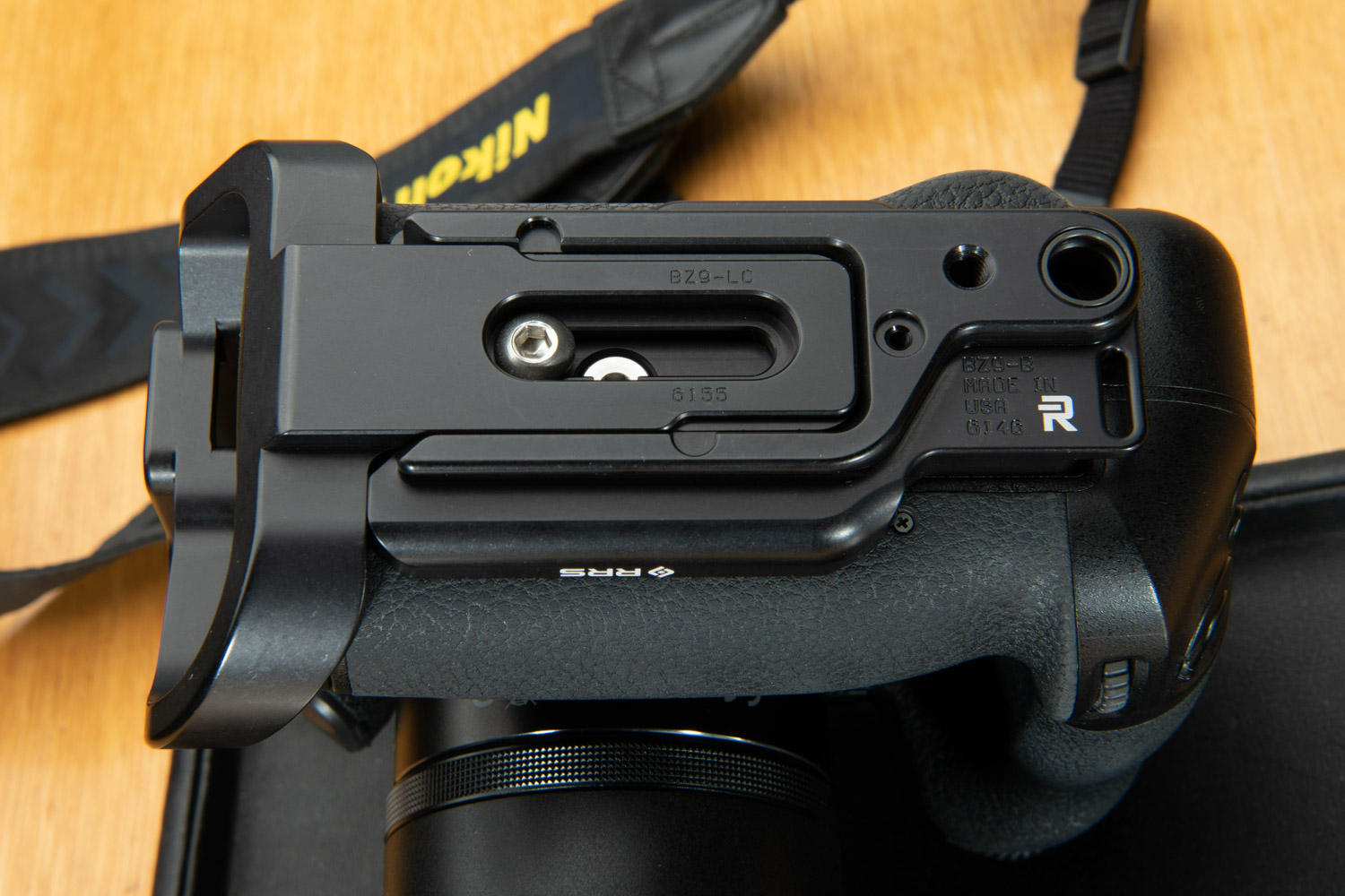 Nikon Z9用 RRS Lブラケット、サイドプレートを装着した状態