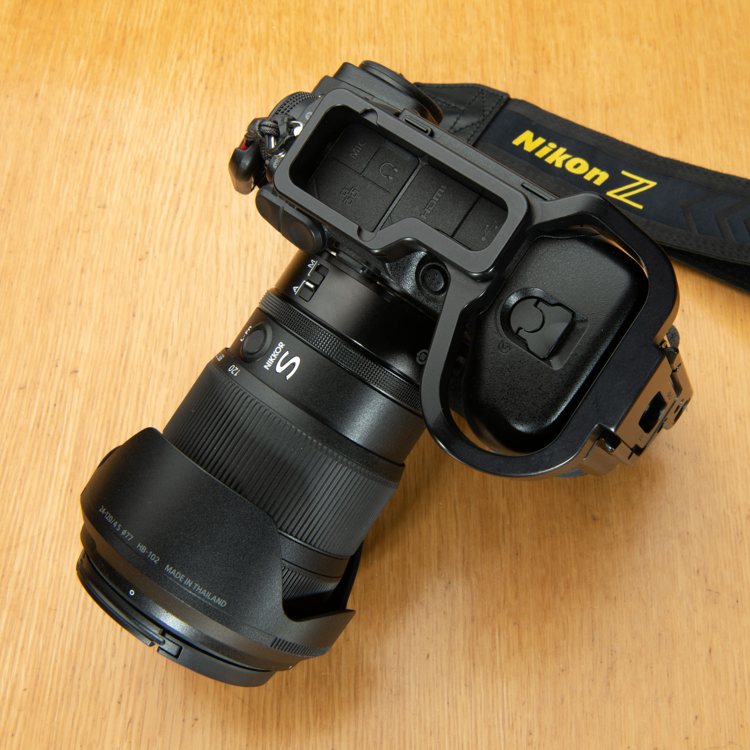 Nikon Z9用 RRS Lブラケット、フォーカスモードボタンを操作できる